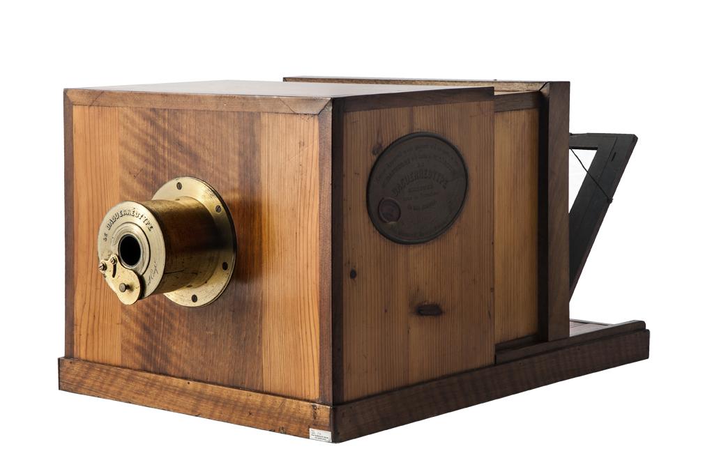 See Who the Creator of the First Camera Was - See How it Was Created